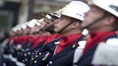 حمایت نظامیان فرانسوی از هشدار جنگ داخلی ژنرال های بازنشسته