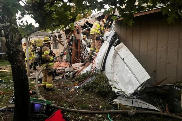 عکس ، سقوط مرگبار هواپیما در پشت بام خانه ، دو نفر کشته شدند